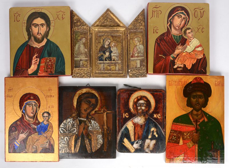 Een lot van zes moderne kopieën van Griekse iconen. Bijgevoegd een replica van een triptiek.