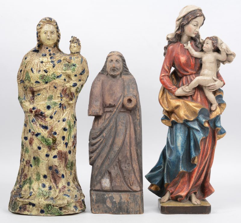 Een  lot van drie gepolychromeerde heiligenbelden, waarbij één van hout, één van plaaster en één van terracotta.