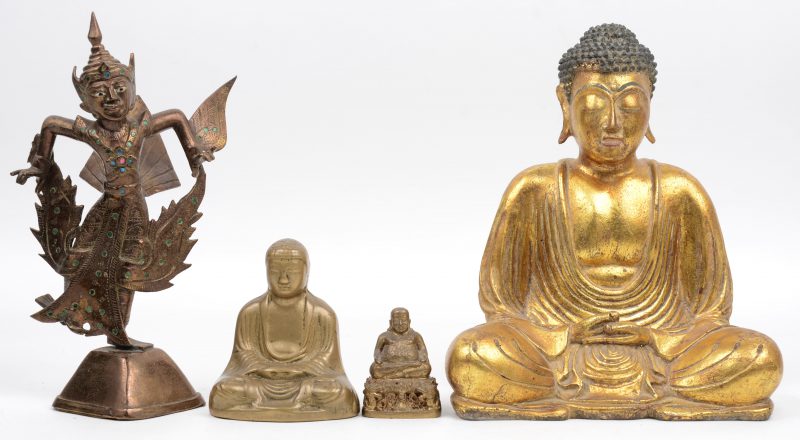 Een lot van vier Boeddhabeeldjes, waarbij drie bronzen en één van gips.