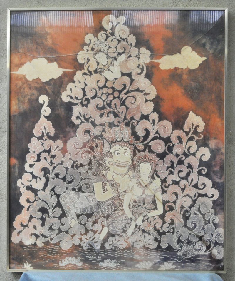 Op zijde geschilderde Boeddhistische figuren in een gestileerde struik. Gesigneerd en gedateerd 1976. Schade aan glas.