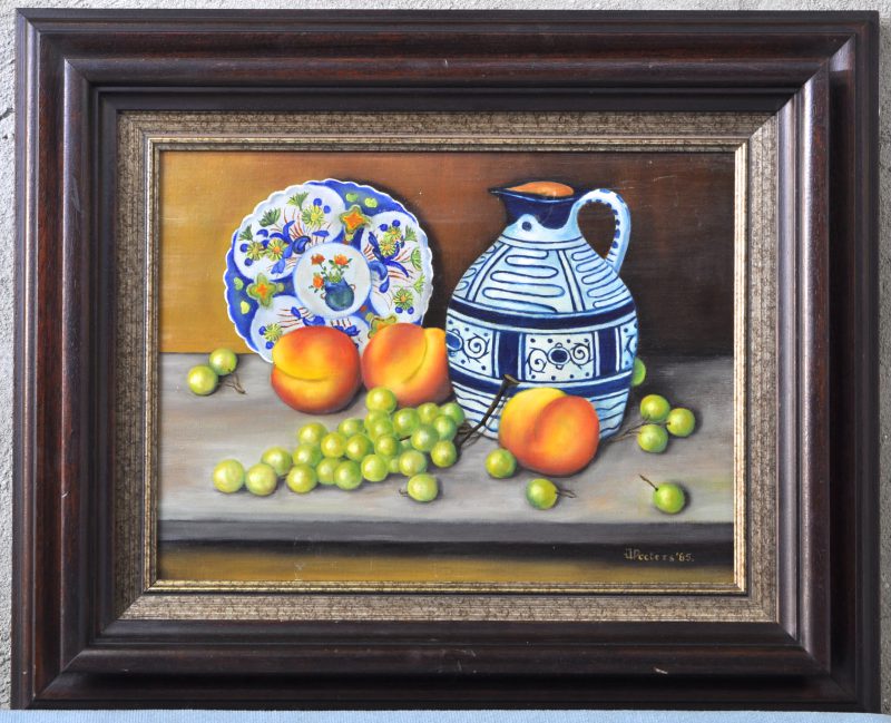 “Stilleven met fruit en aardewerk”. Olieverf op doek. Gesigneerd en gedateerd 1985.