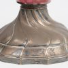 Een lot Brussels en Frans porselein, bestaande uit een opengewerkte sierterrine met reliëfdecor (zonder deksel), een vaas met zilveren voet (gerestaureerd), twee lampvoeten en een cilindervormige dekselpot. Handgeschilderde decors. Eind XIXe eeuw.