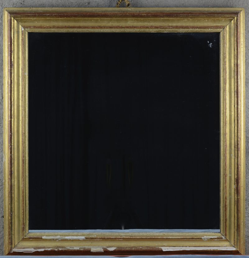 Een rechthoekige spiegel in lijst van hout en plaaster.