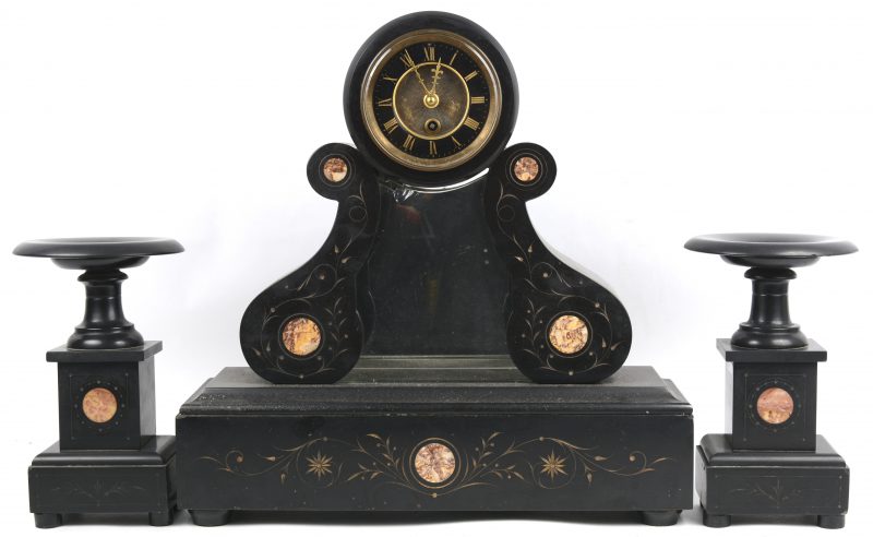 Een driedelig Napoleon III schouwstel van zwart marmer, bestaande uit een pendule en twee cassolettes. Met slinger en sleutel.