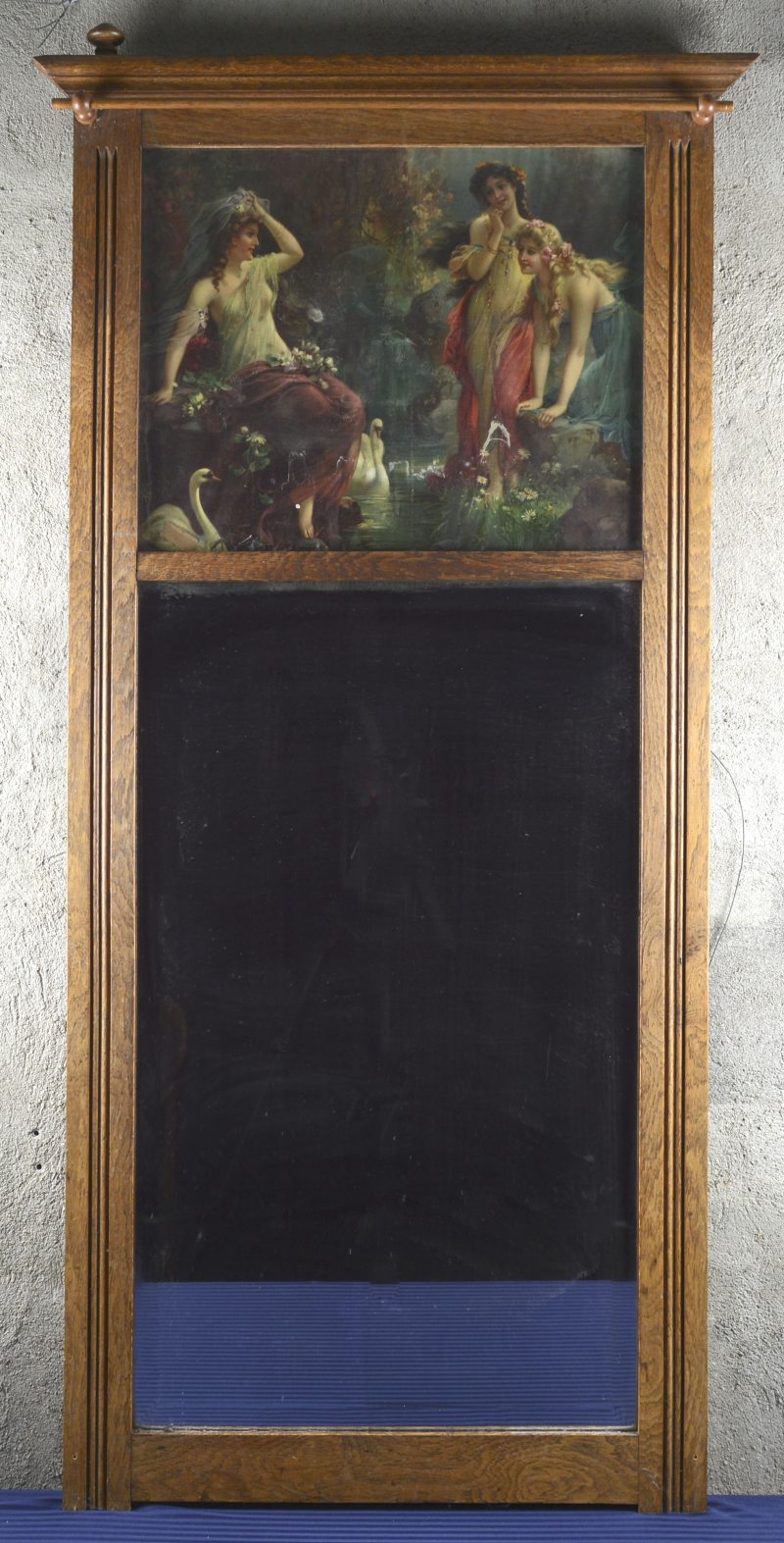 Een eikenhouten spiegel, bovenaan versierd met een romantische prent.