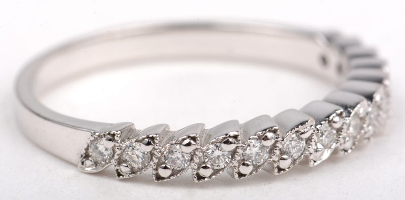Een 18 K witgouden ring bezet met briljanten met een gezamenlijk gewicht van +- 0,18 ct.