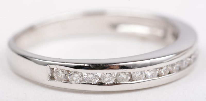 Een 18 K witgouden ring bezet met briljanten met een gezamenlijk gewicht van +- 0,22 ct.