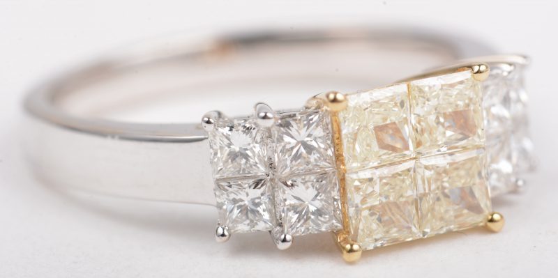 Een 18 K wit en geelgouden ring bezet met witte en fancy yellow in princess geslepen diamanten met een gezamenlijk gewicht van +- 1,42 ct.