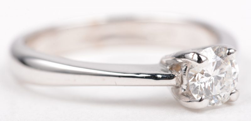 Een 18 K witgouden ring bezet met en centrale briljant van +- 0,48 ct.