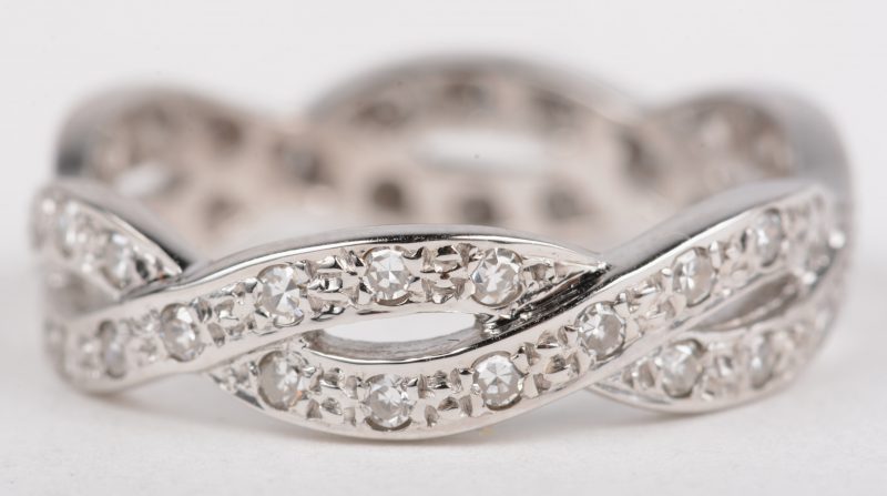 Een 18 K witgouden ring bezet met briljanten met een gezamenlijk gewicht van +- 0,52 ct.