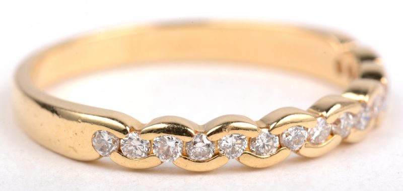 Een 18 K witgouden ring bezet met briljanten met een gezamenlijk gewicht van +- 0,38 ct.