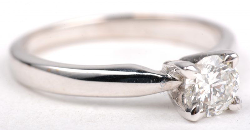 Een 18 K witgouden ring bezet met een solitair van +- 0,51 ct. EVVS1.