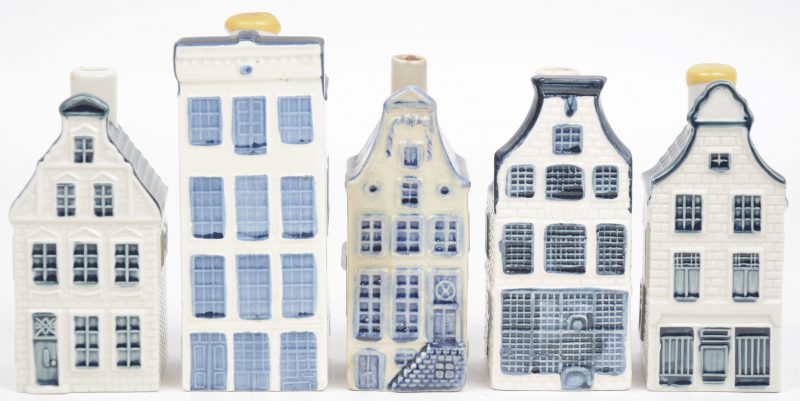 Een lot van vijf huisjes van blauw en wit Delfts aardewerk, waarbij twee van KLM. Onderaan gemerkt.