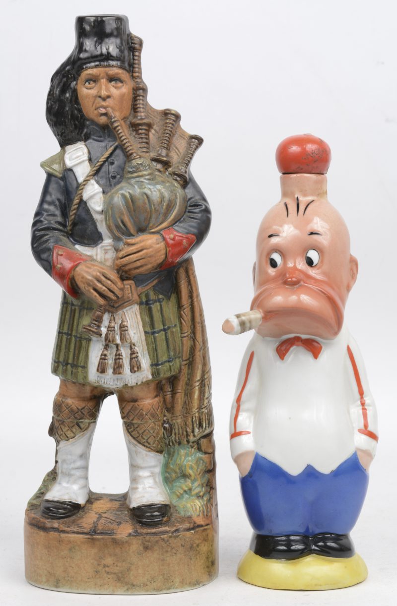 Twee porseleinen likeurflessen, waarbij een Duitse in de vorm van een sigaarrokend mannetje en een Italiaanse van Liqueurs Garnier in de vorm van een doedelzakspeler (zonder stop)