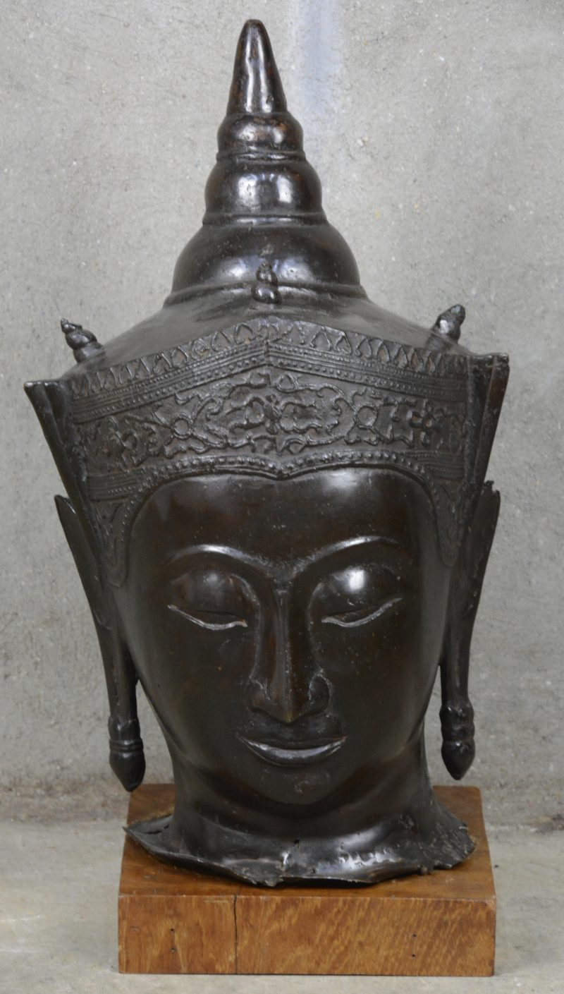 Hoofd van Boeddha. Zwart gepatineerd brons op houten sokkel.