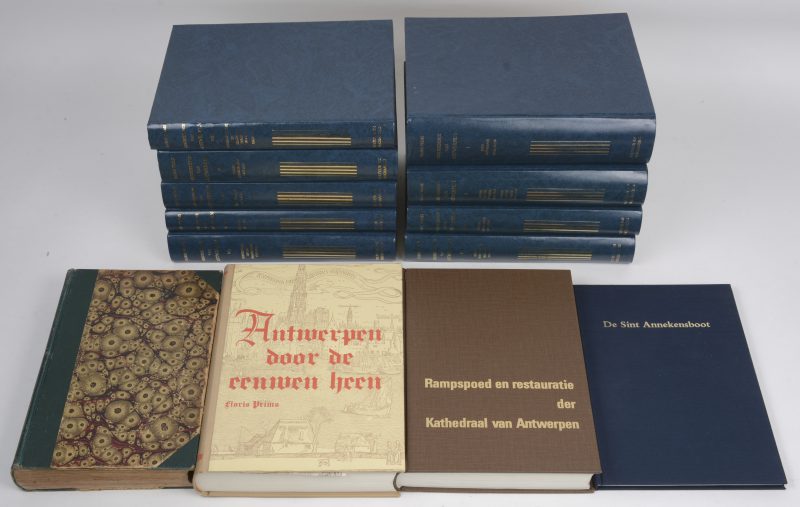 “Geschiedenis van Antwerpen”. Floris Prims. In negen delen. Bijgevoegd vier boeken met betrekking tot Antwerpen.