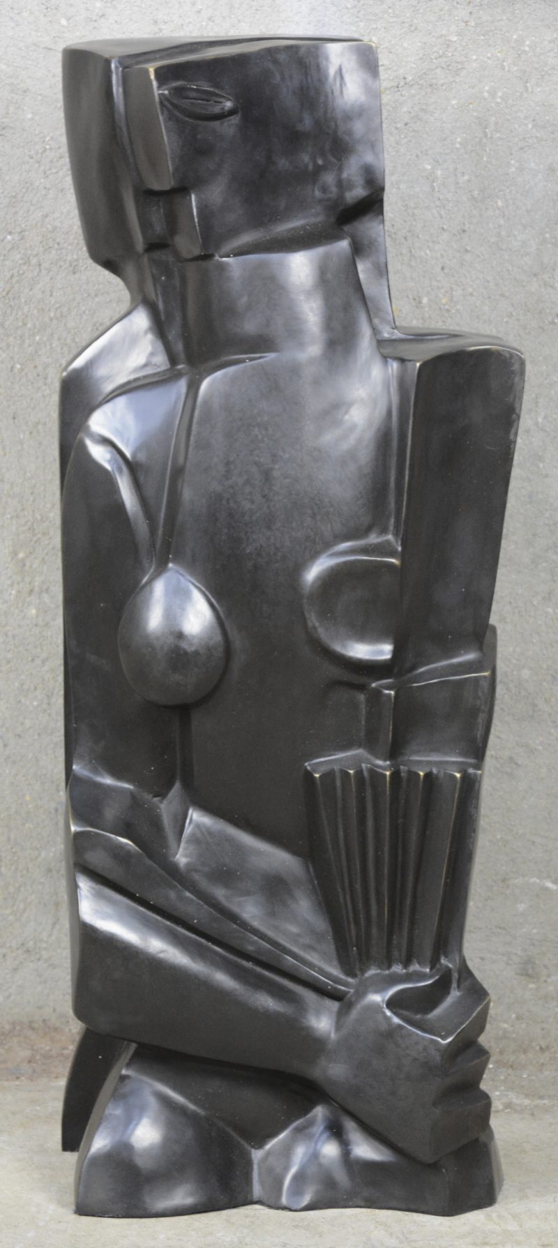 Een groot kubistisch beeld van brons naar een werk van Ossip Zadkine.