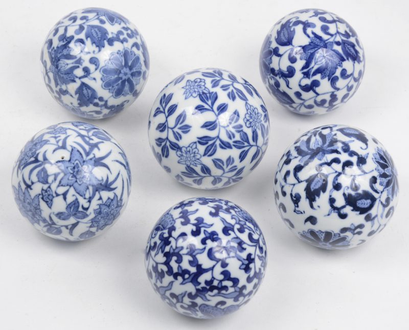 Een lot van zes bollen van Chinees porselein met blauw op witte decors.