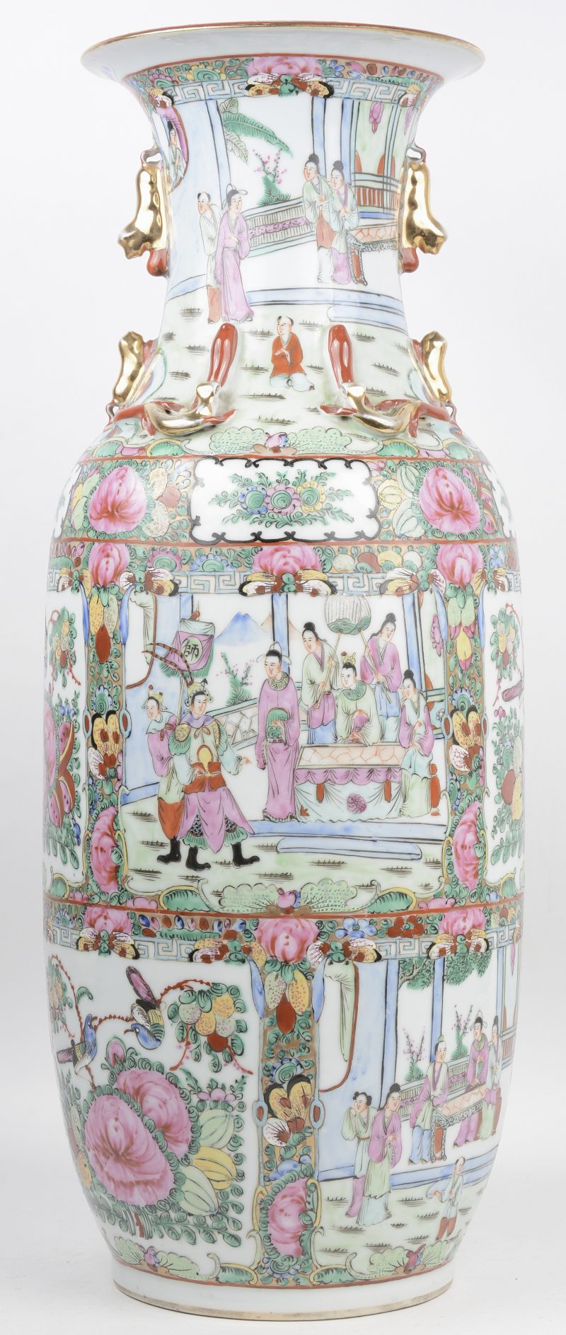 Een vaas van Cantonporselein met meerkleurig decor van personages, bloemen en vogels.