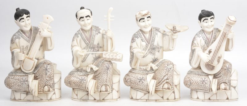 Vier muzikanten van ivoren plaatjes op houten onderstel. Chinees werk naar Japans voorbeeld.