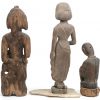 Drie houten Boeddhistische beeldjes. Een knielende monnik (Muromachi, Japan), een Indische vrouwenfiguur (Jugarat) en een Guanyin.