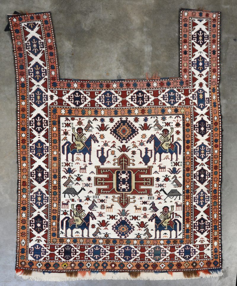 Een Kaukasisch Kelim zadeldeken van wol en zijde, met figuraal decor.