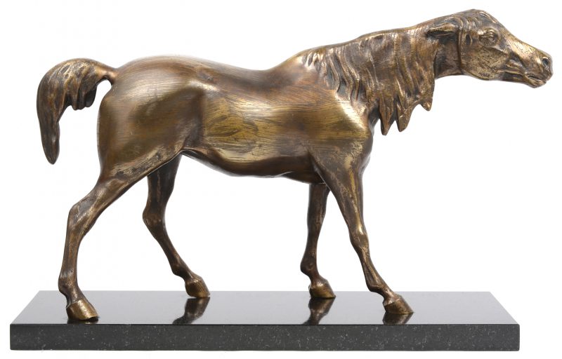 “Paard”. Een bronzen beeld op granieten voetstuk.