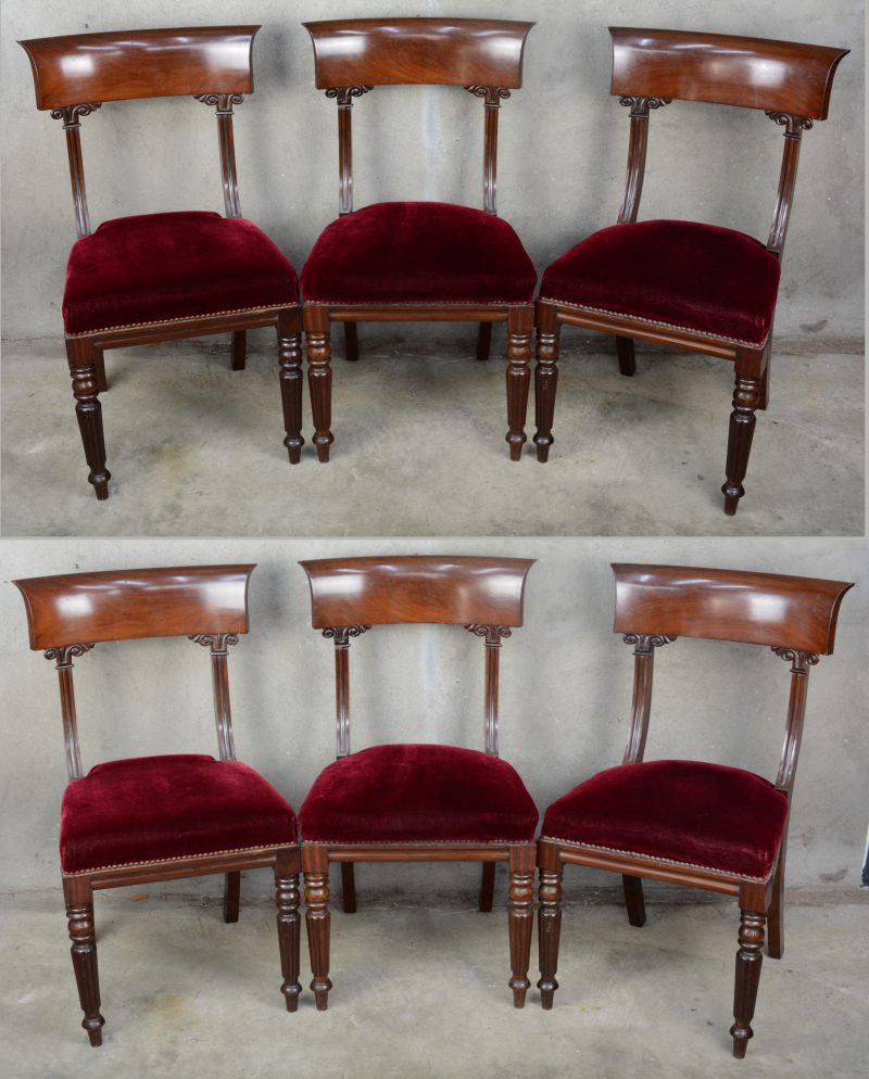Een reeks van zes Engelse mahoniehouten stoelen, bekleed met rood fluweel.