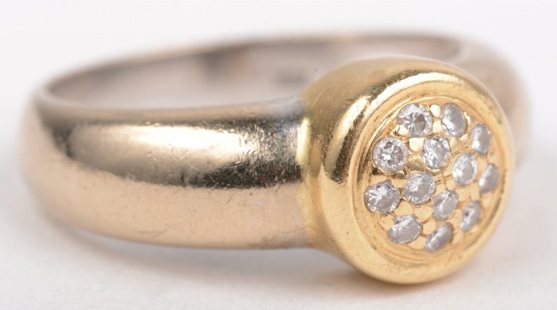 Een 18 K geelgouden ring bezet met briljanten met een gezamenlijk gewicht van +-  0,20 ct.