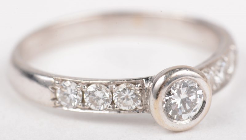 Een 18 K witgouden ring bezet met briljanten met een gezamenlijk gewicht van +-  0,40 ct.