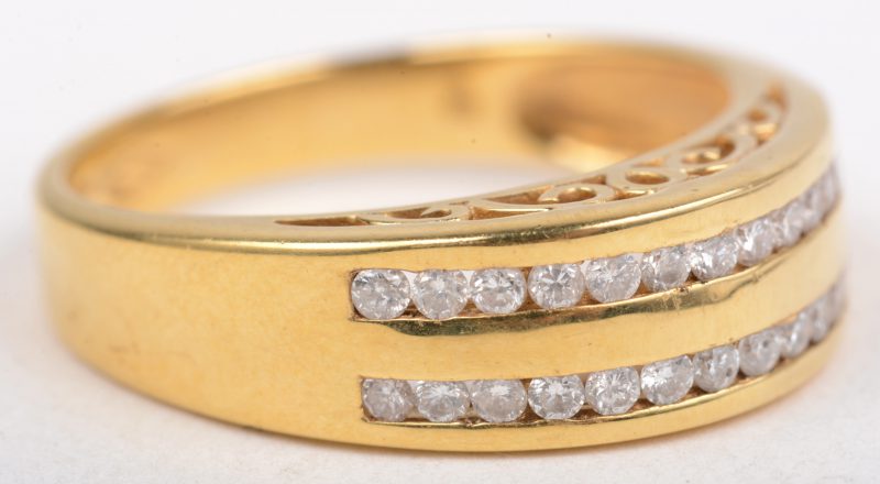 Een 18 K geelgouden ring bezet met briljanten met een gezamenlijk gewicht van +- 0,30 ct.