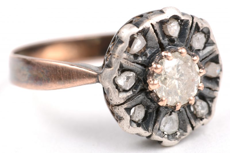 Een ring van 18 K geelgouden en zilver bezet met diamanten met een gezamenlijk gewicht van +- 0,50 ct.