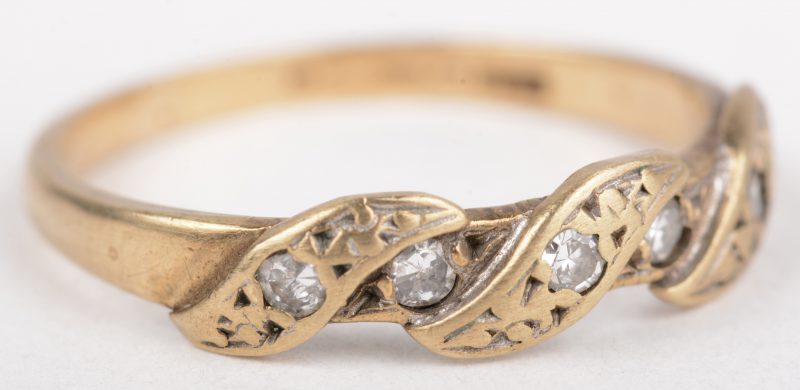 Een paar 18 K geelgouden ring bezet met vijf kleine diamantjes.
