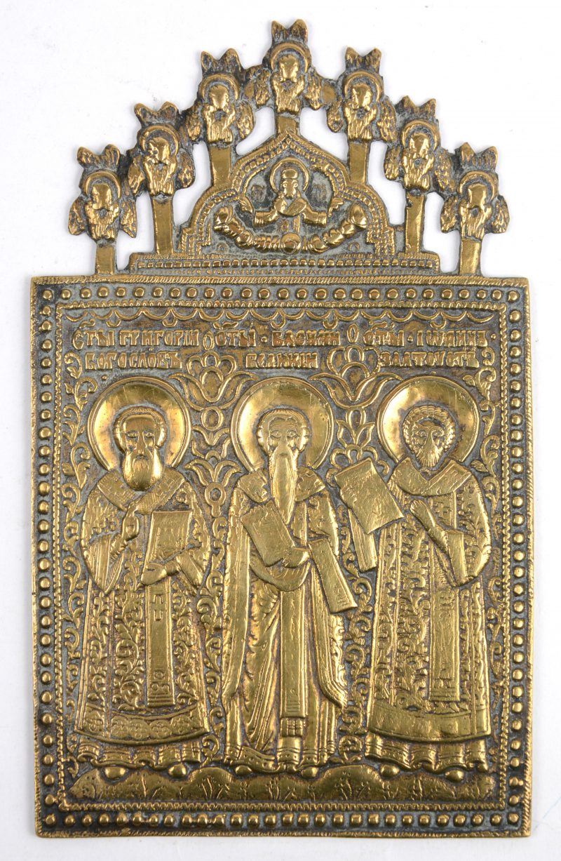Een messingen reisicoon met beeltenis van drie kerkvaders, Gregorios, Basileios en Johannes Chrysostomus. Rusland, XVIIIe eeuw.