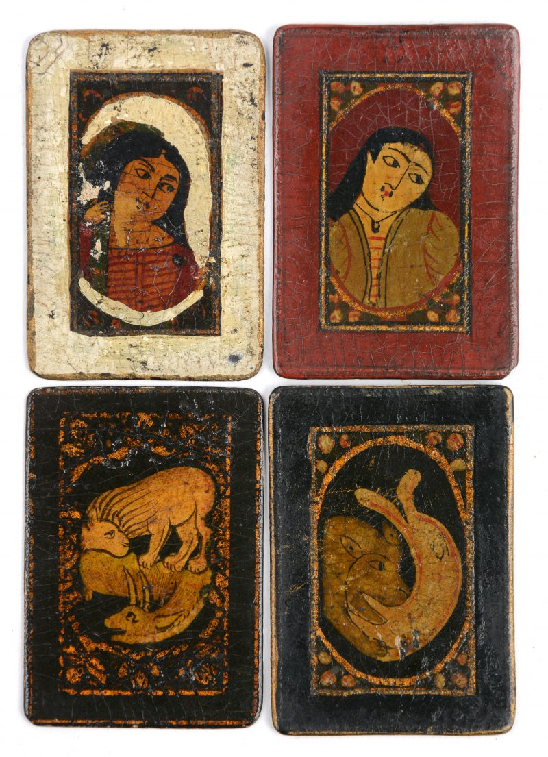 Vier antieke handgeschilderde Iraanse speelkaartjes.