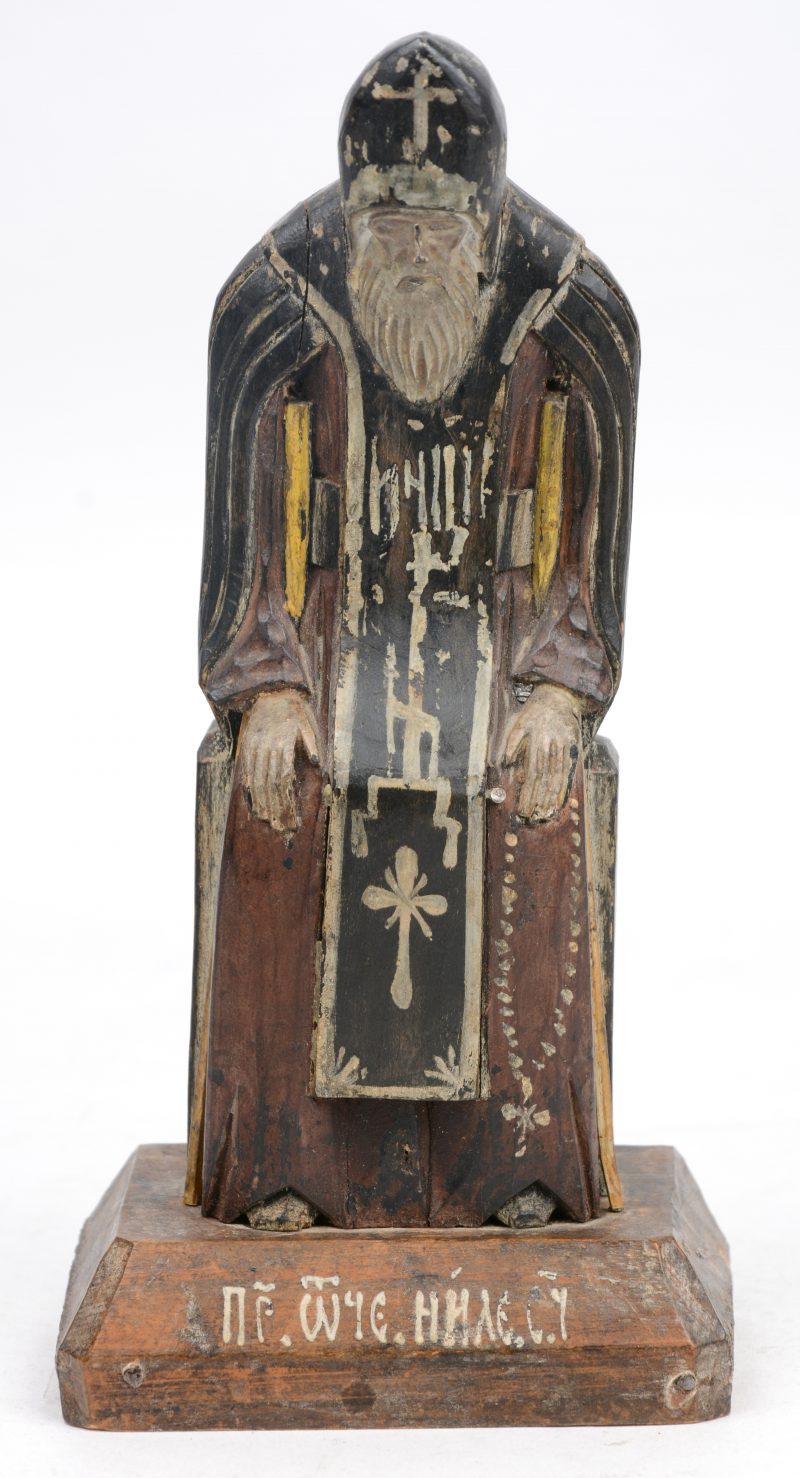 Een houten bedevaartsbeeldje van de Heilige Nilos Stolbenski. Rusland, XIXe eeuw.