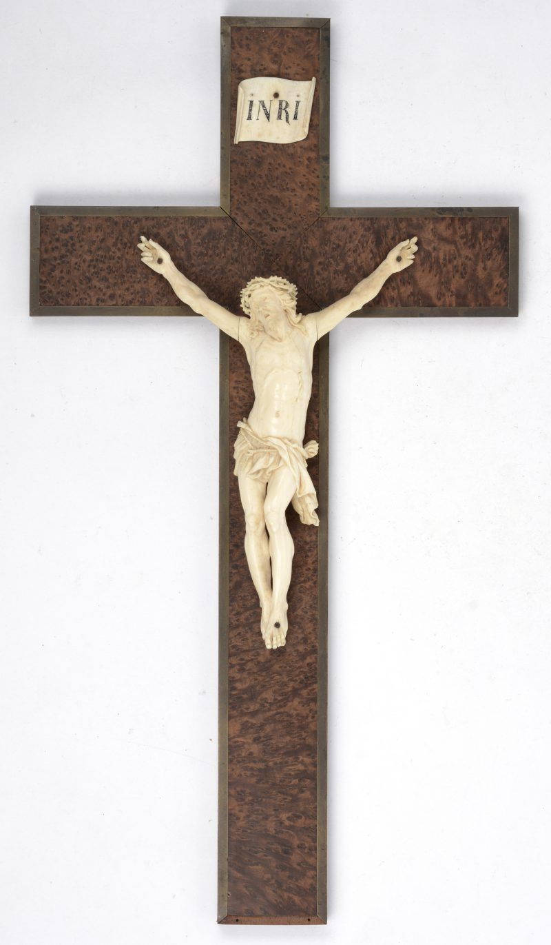 Een Corpus Christi van fijn gesneden ivoor op kruis van wortelhout.