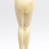 “Vrouwelijk naakt”. Een beeldje van gesneden ivoor. Op onyxen sokkeltje.