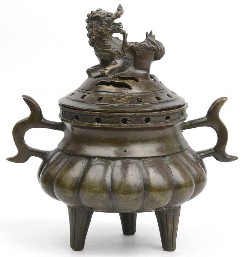 Een bronzen wierrookbrander met tempelleeuw op het deksel. Onderaan gestempeld.