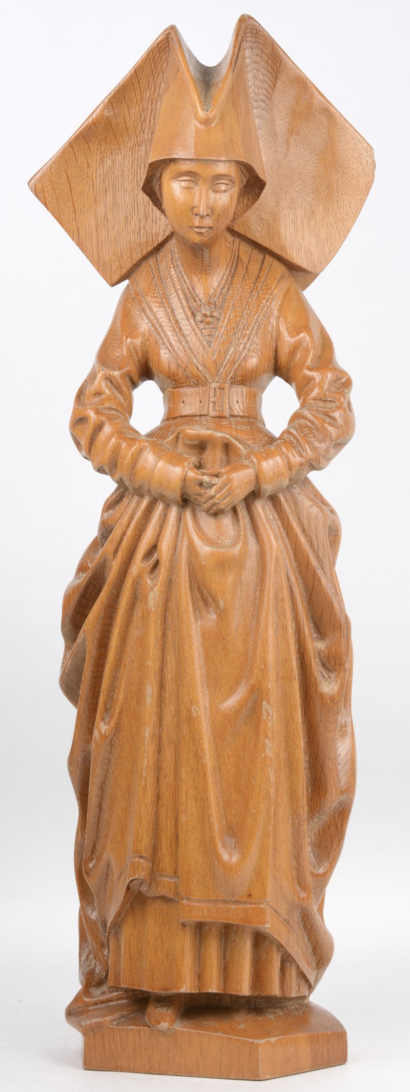 Een gebeeldhouwd houten pleurante naar voorbeeld van het graf van Isabella van Bourbon.