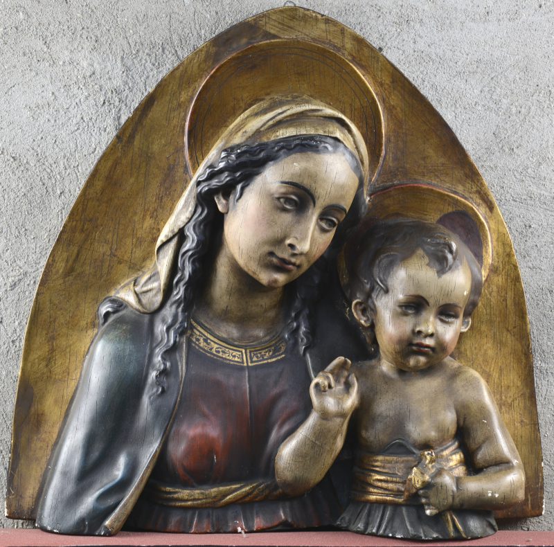 “Madonna met kind”. Een gepolychromeerd plaasteren hoogreliëf.