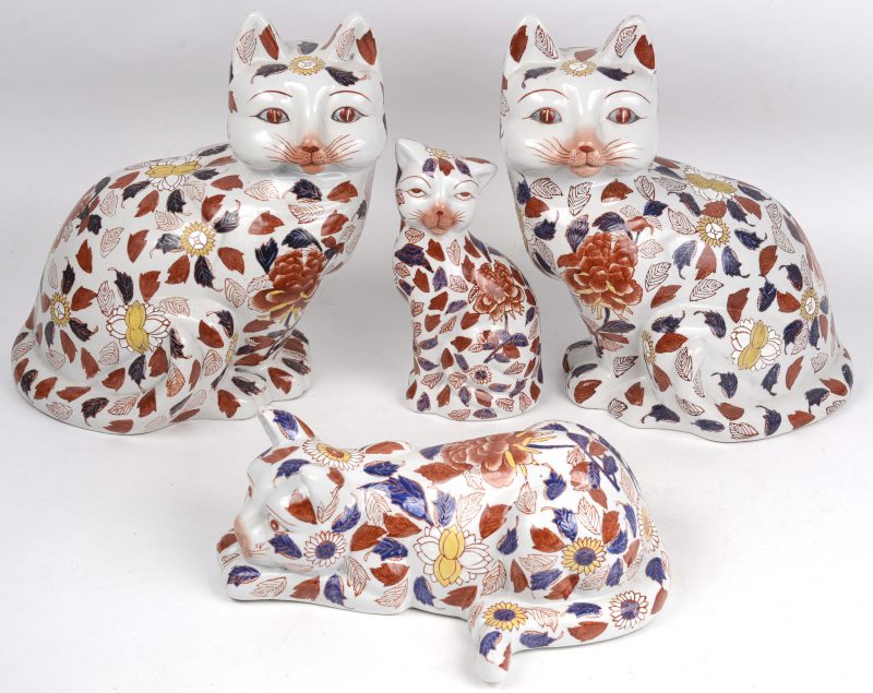 Een lot van vier katten van Japans porselein