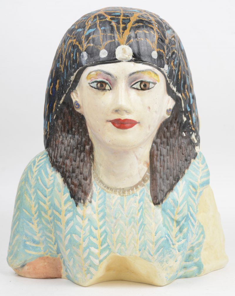 Een buste van Cleopatra van gepolychromeerd plaaster.
