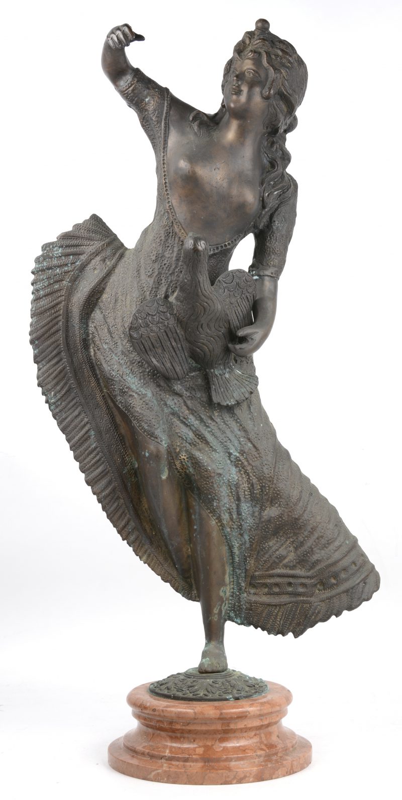 Bronzen beeld van een art deco danseres. Gesigneerd achteraan. Op marmeren sokkel.