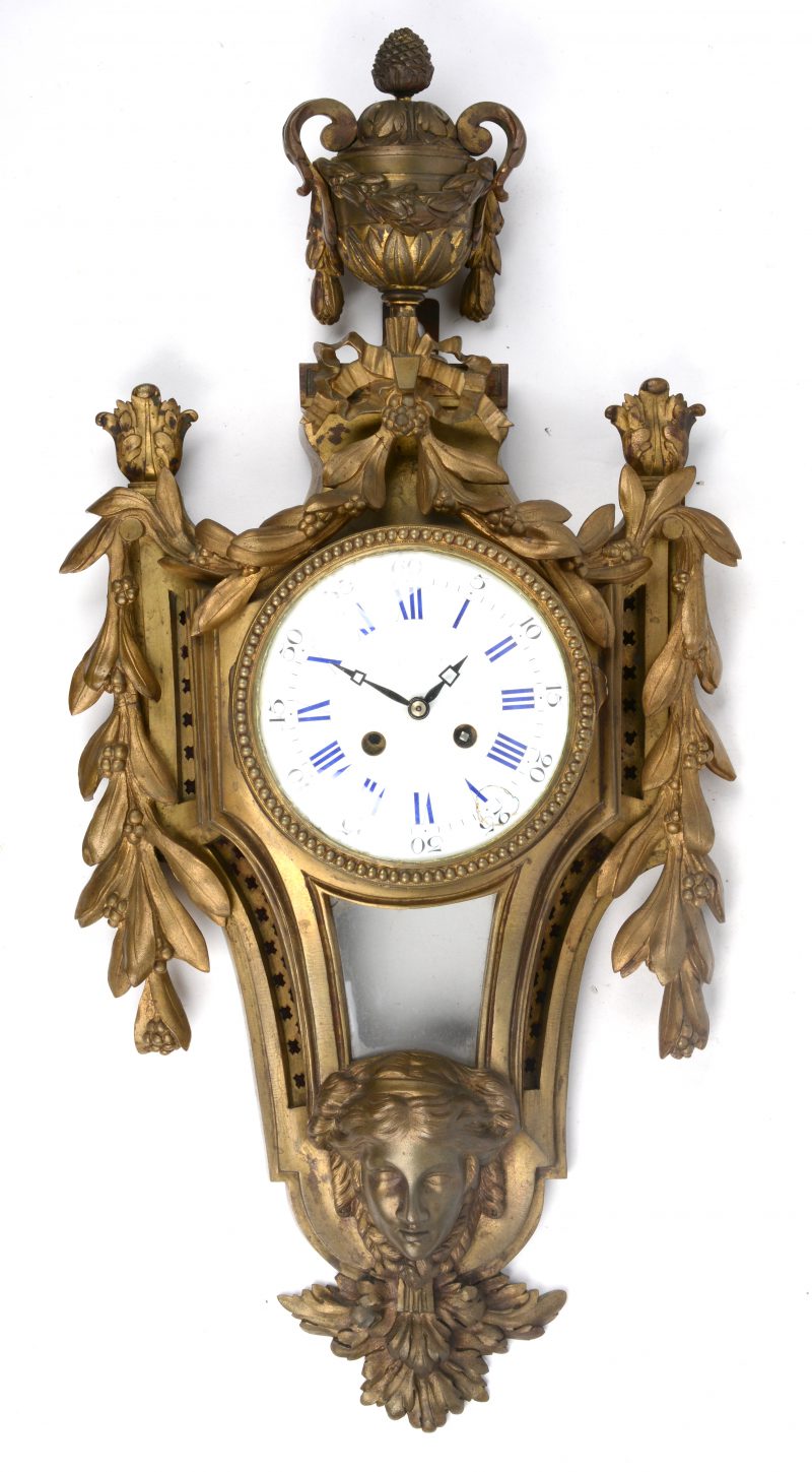 Bronzen cartelklok. Klein letsel aan de wijzerplaat, uurwerk vervangen. Tijdperk Napoleon III. Met sleutel.