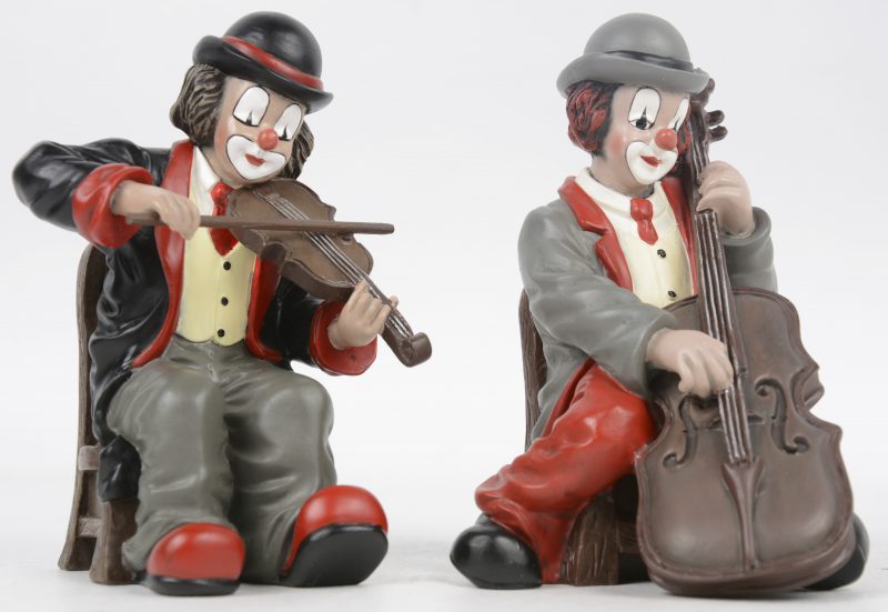 “De vioolspeler” & “De bassist”. Twee beeldjes van meerkleurig kunsthars. Beide gemerkt en in originele dozen.
