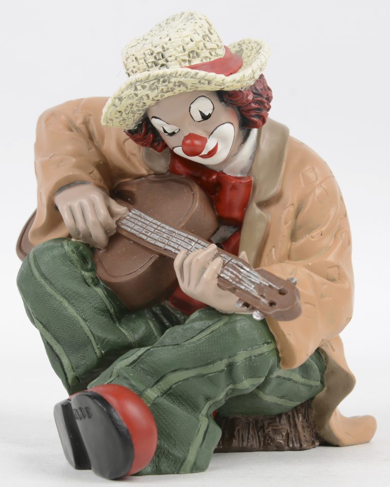 “Zittende gitaarspeler”. Een beeldje van gepolychromeerd kunsthars. Gemerkt. In originele doos.