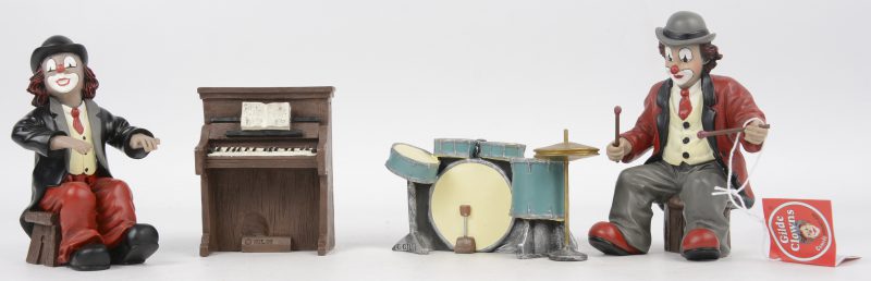 “De pianist” & “De drummer”. Een paar beeldjes van gepolychromeerd kunsthars. Beide gemerkt onderaan en in originele dozen.