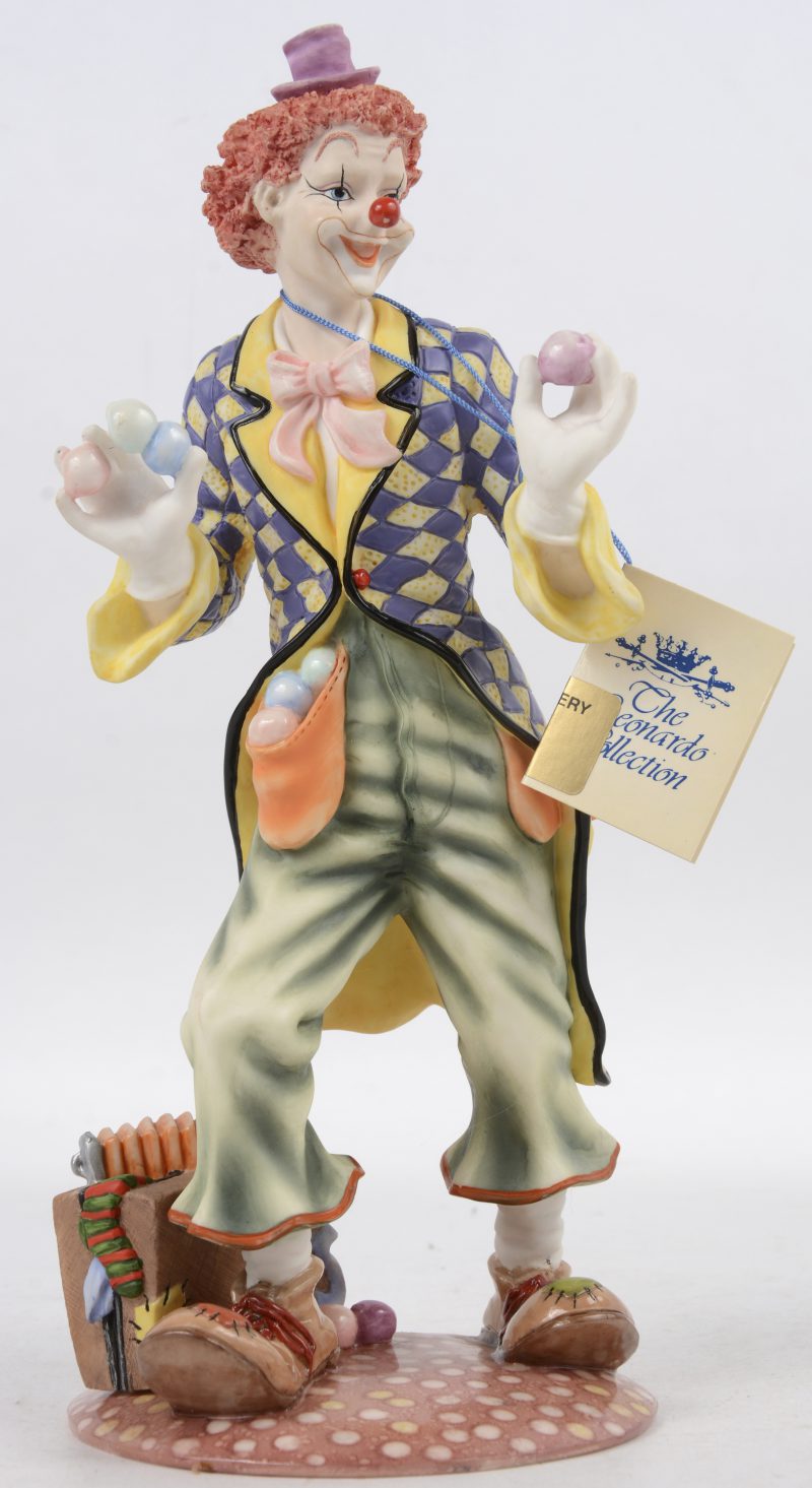 “Clowning around”. Een beeldje van meerkleurig kunsthars. Gemerkt. 1997.