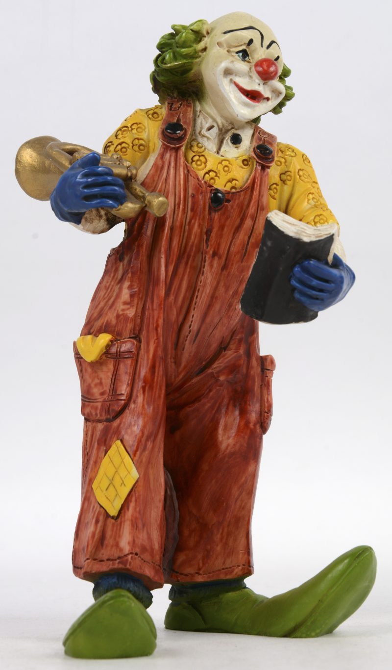 “De trompetist”. Een beeldje van meerkleurig kunsthars uit de reeks ‘Happy Clowns’. Onderaan gemerkt.